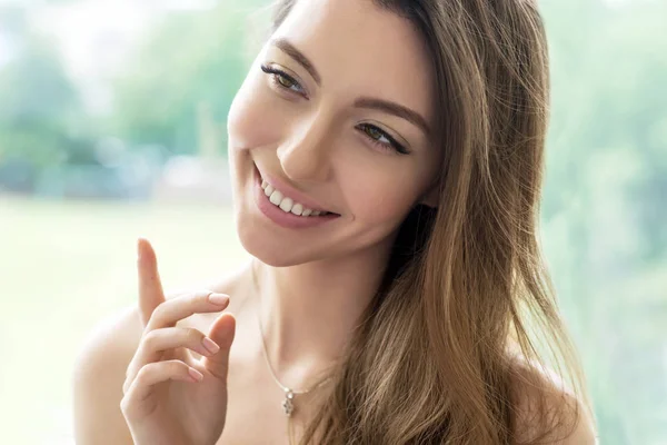 Beauty smiling model with natural make up and long eyelashes — Stock Photo, Image