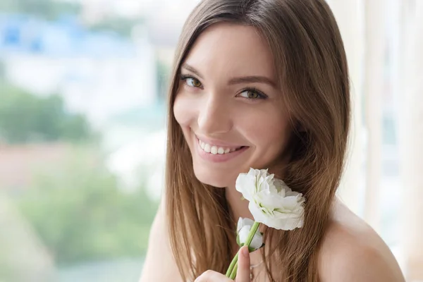 Belleza modelo sonriente con maquillaje natural, pestañas largas y fl — Foto de Stock