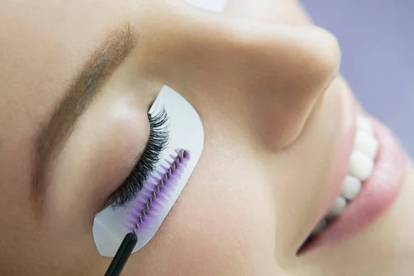 Prosedur ekstensi eyelash. — Stok Foto