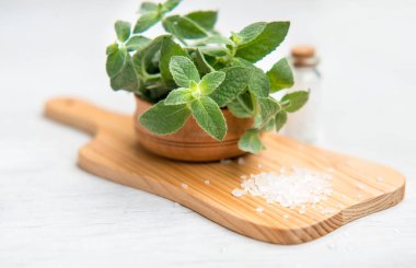 Deniz tuzu, yağ özü, jasmin akışı ile spa ve sağlıklı yaşam ayarı