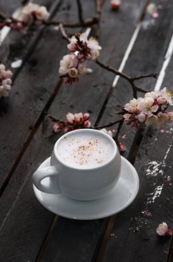 Bir fincan sıcak cappuccino kahve eski kırsal siyah ahşap masa üzerinde