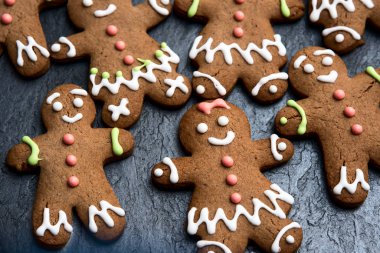 Zencefilli erkek ve kadınla Noel arkaplanı. 