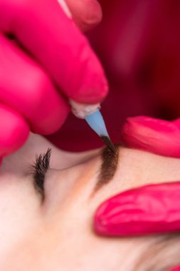 Kalıcı makyaj prosedürü