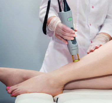 Kozmetik güzellik merkezindeki bir terapistten saç çıkarma kozmetik prosedürü. Lazer epilasyon ve kozmetoloji.