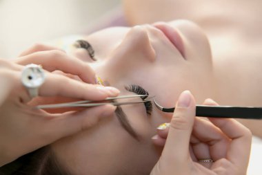 Mükemmel Taze Cilt ve Uzun Kirpikler ile Güzellik Modeli. 