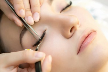 Mükemmel Taze Cilt ve Uzun Kirpikler ile Güzellik Modeli. 