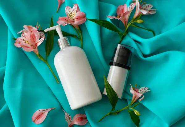 Composición SPA. Conjunto de botellas y tubos cosméticos en blanco en gree —  Fotos de Stock