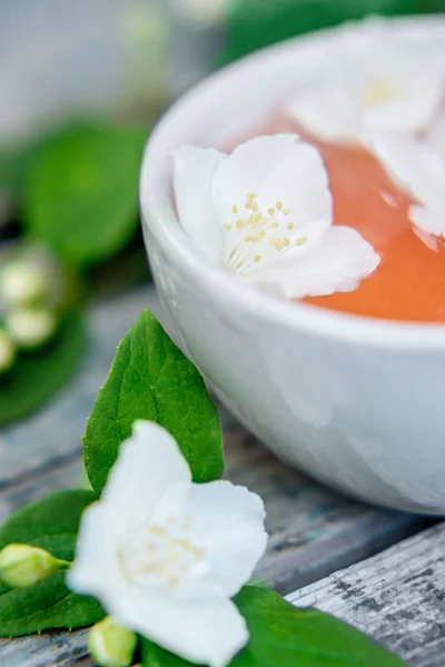 Spa e benessere con sale marino, essenza di olio, flusso di gelsomini — Foto Stock