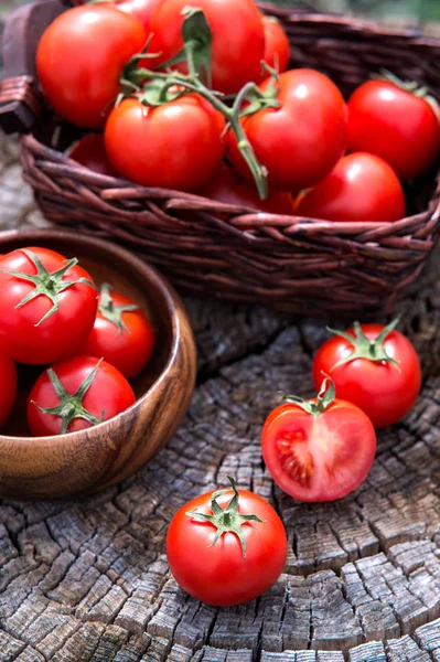 Assiette en bois avec tomates fraîches sur plateau en bois. Extérieur, en — Photo