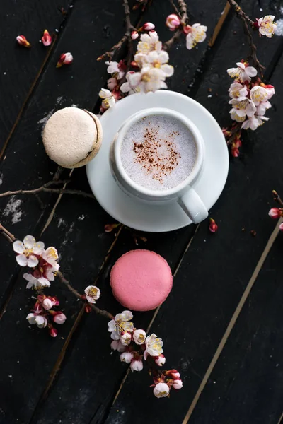 Copa de café caliente con galletas de macarrones y flores de primavera th —  Fotos de Stock