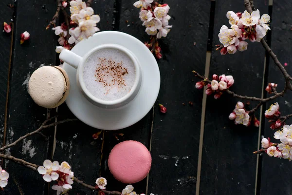 Copa de café caliente con galletas de macarrones y flores de primavera th —  Fotos de Stock