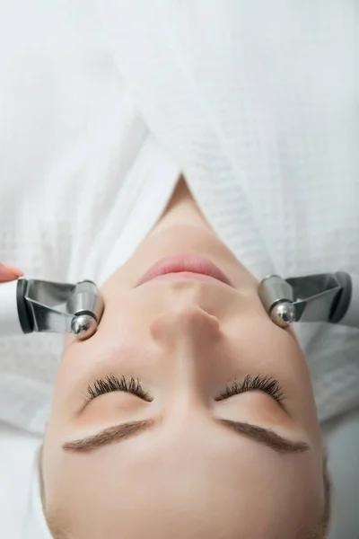 Model gets Rejuvenating facial treatment. — Stock Photo, Image
