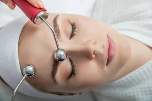 Vrouw getting lifting therapie massage in een schoonheid spa salon. — Stockfoto