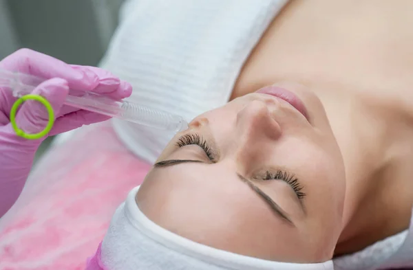 Rejuvenescimento do gás facial tratamento líquido. Mulher fazendo xixi na cara — Fotografia de Stock