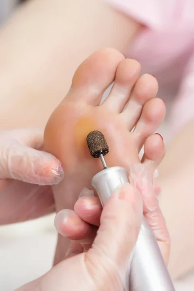 Peeling pies procedimiento de pedicura con dispositivo electrónico en el beau —  Fotos de Stock