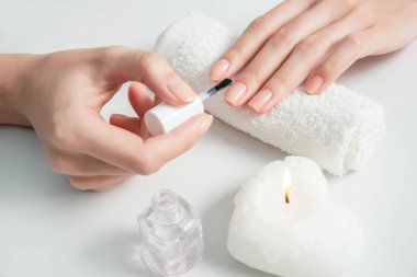 Kadın Başlarken tırnak manikür. 