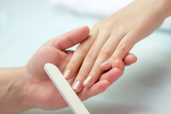 Kobieta coraz manicure paznokci. — Zdjęcie stockowe