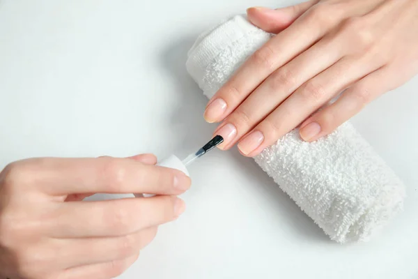Donna ottenere manicure delle unghie . — Foto Stock