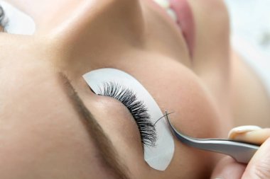 Kirpik uzatma prosedürü. Taze derisi ve uzun kirpikleri olan güzellik mankeni. Slincare, Spa ve Sağlık. Makyaj, Saç ve Kırbaç. Kapat..