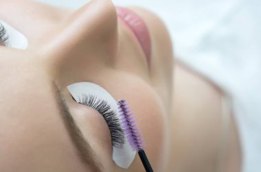 Kirpik uzatma prosedürü. Taze derisi ve uzun kirpikleri olan güzellik mankeni. Slincare, Spa ve Sağlık. Makyaj, Saç ve Kırbaç. Kapat..