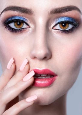 Parlak renkli makyajlı güzel moda mankeni, mükemmel taze deri. Güzellik ve Makyaj.