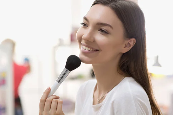 Bella Ragazza Con Spazzola Cosmetica Polvere Trucco Trucco Trucco Applicare — Foto Stock