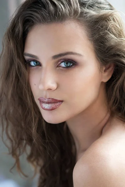 Beauty Young Woman Sparkle Shiny Eye Lip Make Long Hair — Stock Photo, Image