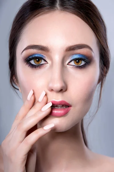Modelo Moda Bonita Com Maquiagem Colorida Brilhante Pele Fresca Perfeita — Fotografia de Stock