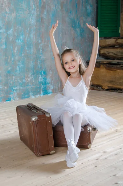 Lilla Bedårande Ballerina Vitt Tutu Med Gamla Vintage Resväska Vacker — Stockfoto