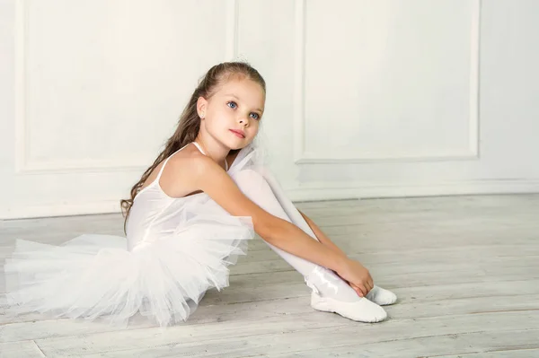 Lite Bedårande Ung Ballerina Poserar Kamera Interiören Studio — Stockfoto