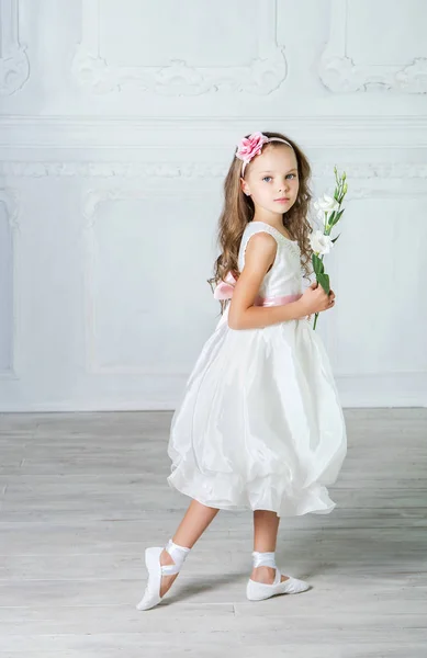 Menina Vestido Branco Flor Está Posando Belo Estúdio — Fotografia de Stock