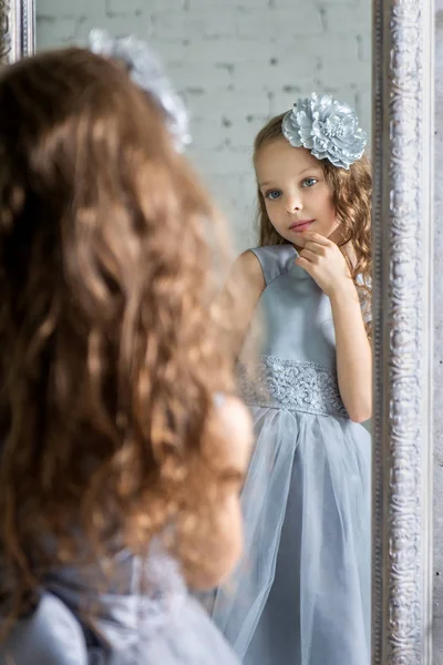 Menina Veste Frente Espelho Princesa Bonito Vestido Cinza Bonito — Fotografia de Stock