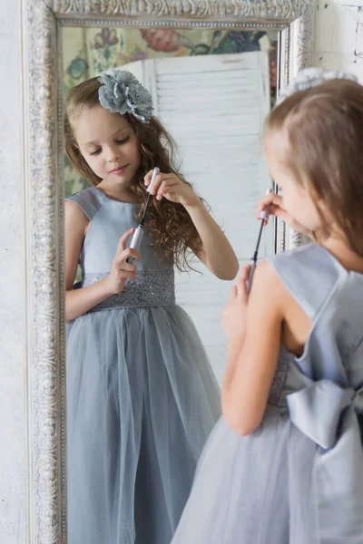 Маленькая Девочка Играет Тушью Перед Зеркалом Милая Принцесса Красивом Сером — стоковое фото