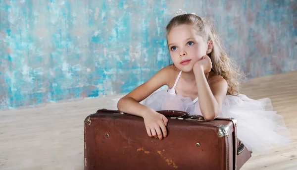 Lilla Bedårande Ballerina Vitt Tutu Med Gamla Vintage Resväska Vacker — Stockfoto