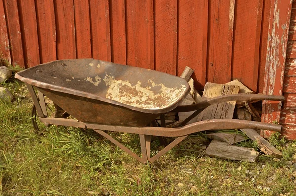 Rusty vecchia carriola — Foto Stock
