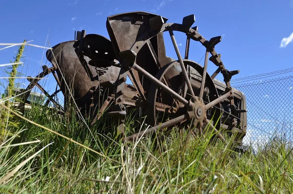 Tractor de ruedas de acero viejo — Foto de Stock