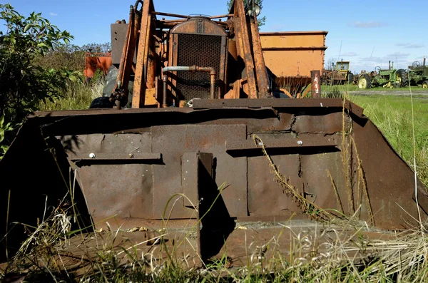 Tractor de caja vieja con un cargador frontal casero — Foto de Stock