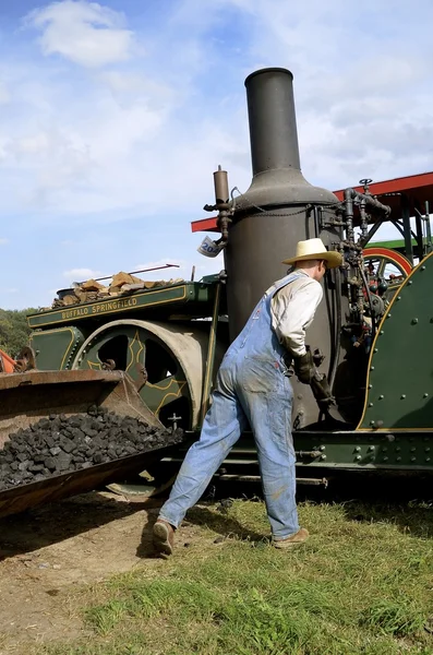 Alimentando carvão em um motor a vapor Buffalo Springfield — Fotografia de Stock