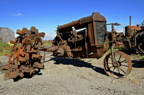 Egy nagyon régi rozsdás traktor — Stock Fotó