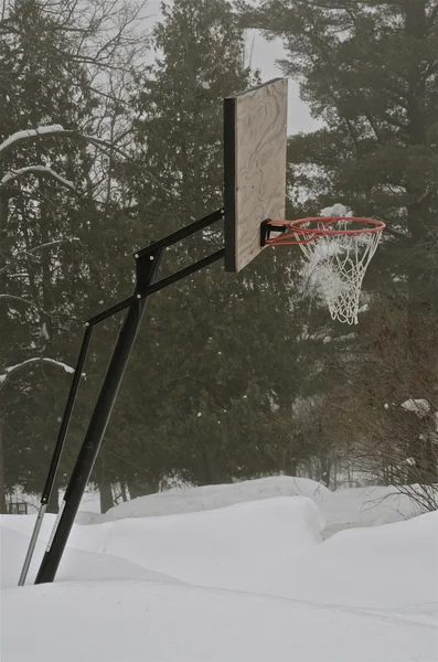 Baloncesto al aire libre en la nieve —  Fotos de Stock