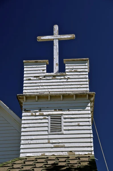 Peeling van verf op kerk steeple en kruis — Stockfoto