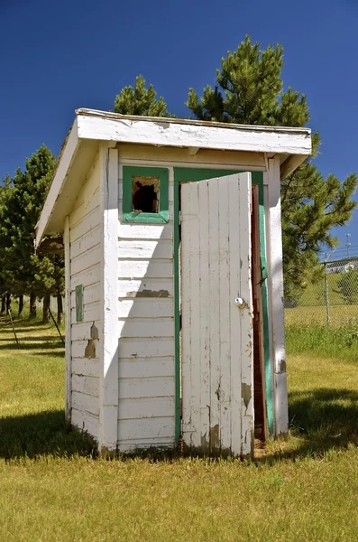 Old green trimmed outhouse — Stock Photo, Image