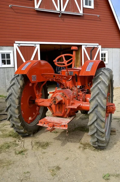 Ancien tracteur restauré Case garé devant la grange — Photo