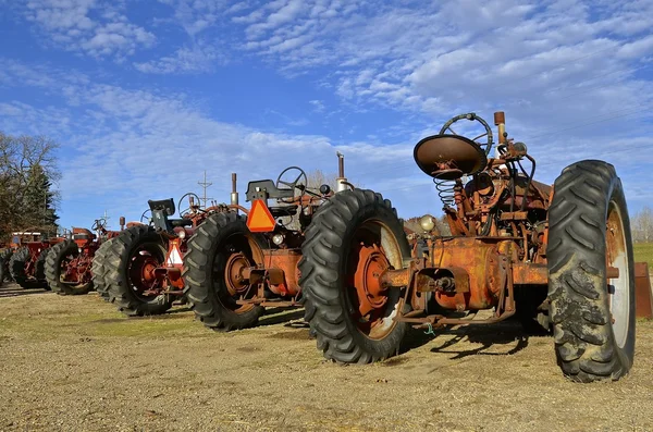 Rangée de vieux tracteurs M formels — Photo