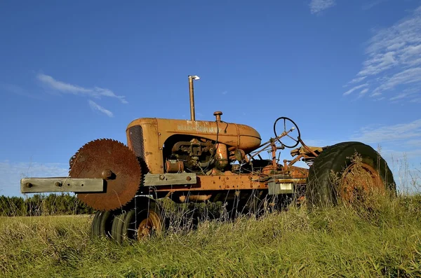 Allis Chalmers tractor with saw blade attached, — Stock Photo, Image