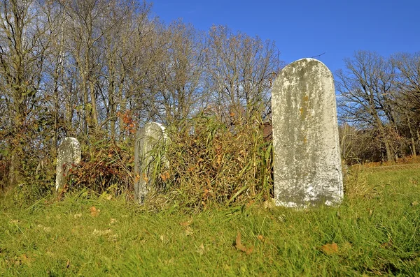 Alte Grabsteine auf einem Friedhof — Stockfoto