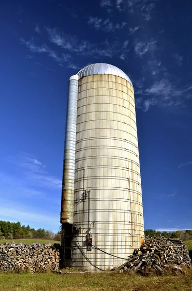 Brandhout gestapeld rond een silo — Stockfoto