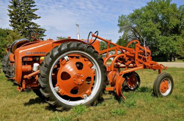Eski Allis Chalmers traktör sınıflandırma için bir bıçak ile