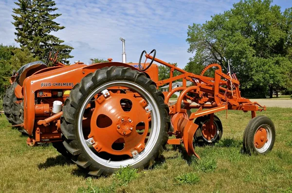 Eski Allis Chalmers traktör sınıflandırma için bir bıçak ile