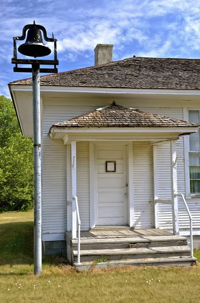 Bell van de school en de ingang van het gebouw — Stockfoto